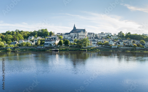 prise de vue aerienne de l'un des plus beau village de france Candes Saint Martin en Indre et Loire avec la Loire en premier plan