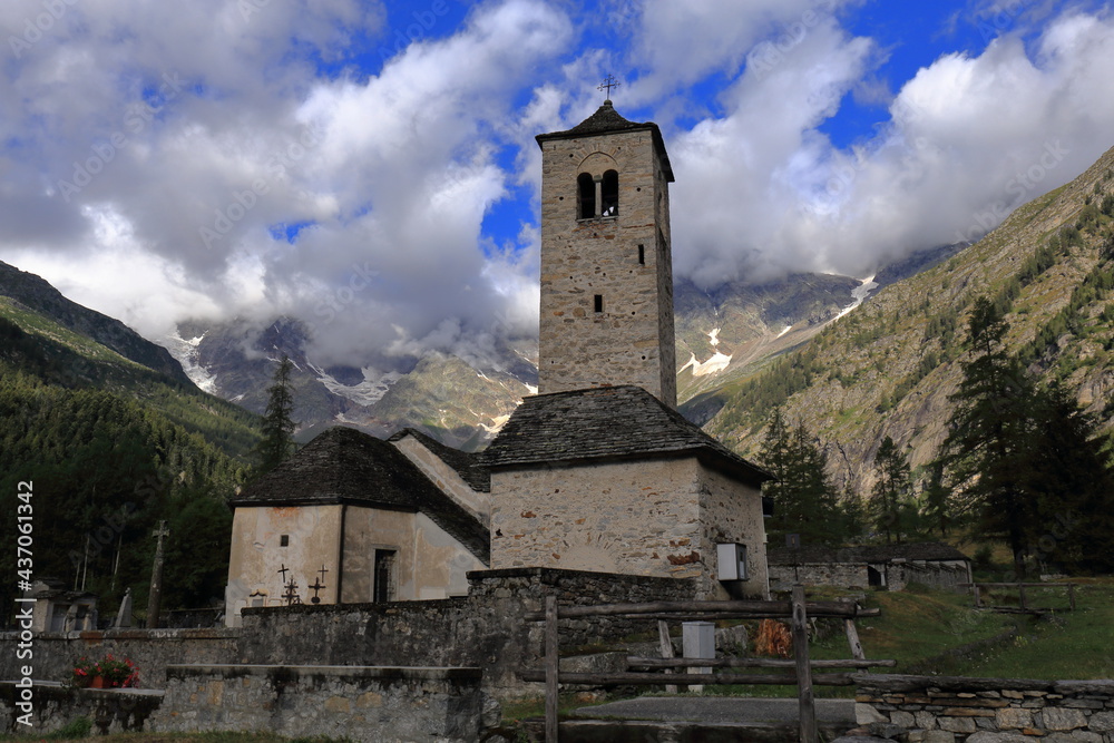 Chiesa Vecchia a Macugnaga con sfondo di montagne e nuvole n. 2