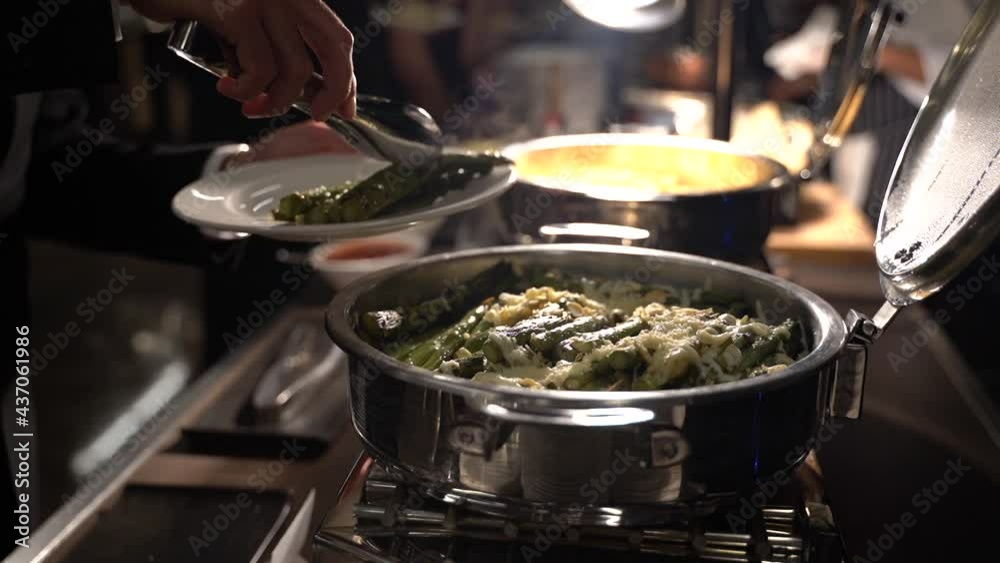 Chef preparando variedad de platos en un buffet