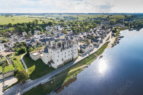 prise de vue aerienne de l'un des plus beau village de France Montsoreau dans le Maine et Loire avec la Loire en premier plan et vue sur le château