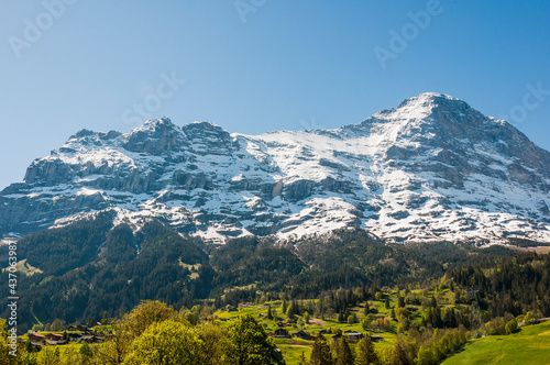 Grindelwald  Eiger  Eigernordwand  M  nch  Jungfrau  Fiescherh  rner  Finsteraarhorn  Alpen  Berner Oberland  Kleine Scheidegg  Wanderweg  M  nnlichen  Lauberhorn  Bergdorf  Fr  hling  Sommer  Schweiz