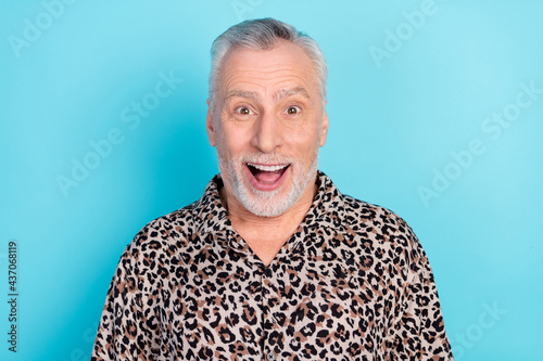 Photo of cheerful amazed happy old man good mood shocked news sale isolated on blue color background