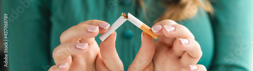 Obraz na plátně Girl breaks a cigarette as a concept of tobacco addiction panoramic banner