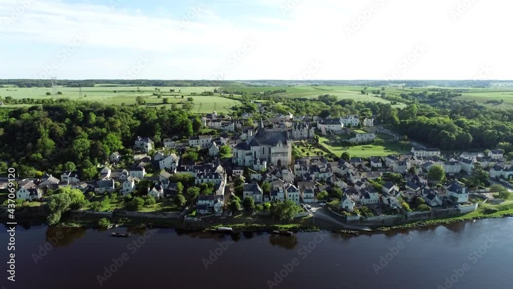 prise de vue aerienne de l'un des plus beau village de france Candes Saint Martin en Indre et Loire avec la Loire en premier plan