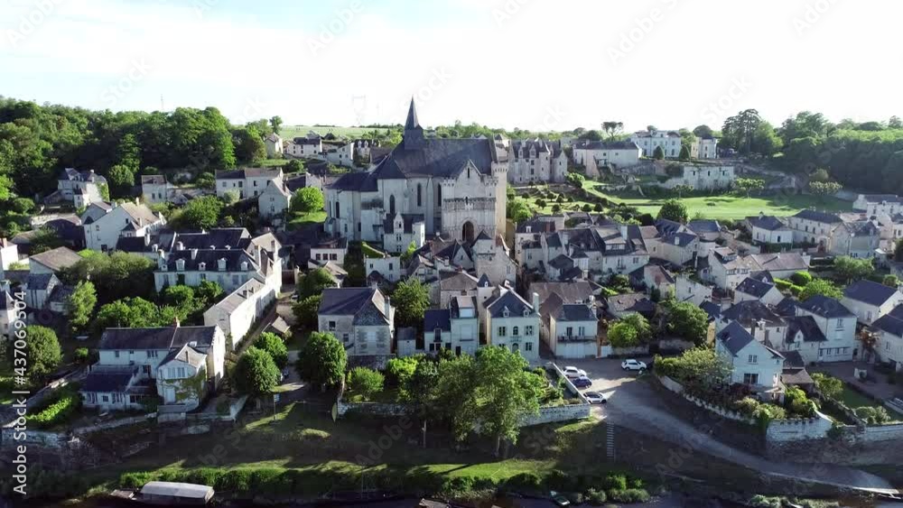 prise de vue aerienne de l'un des plus beau village de france Candes Saint Martin en Indre et Loire avec la Loire en premier plan