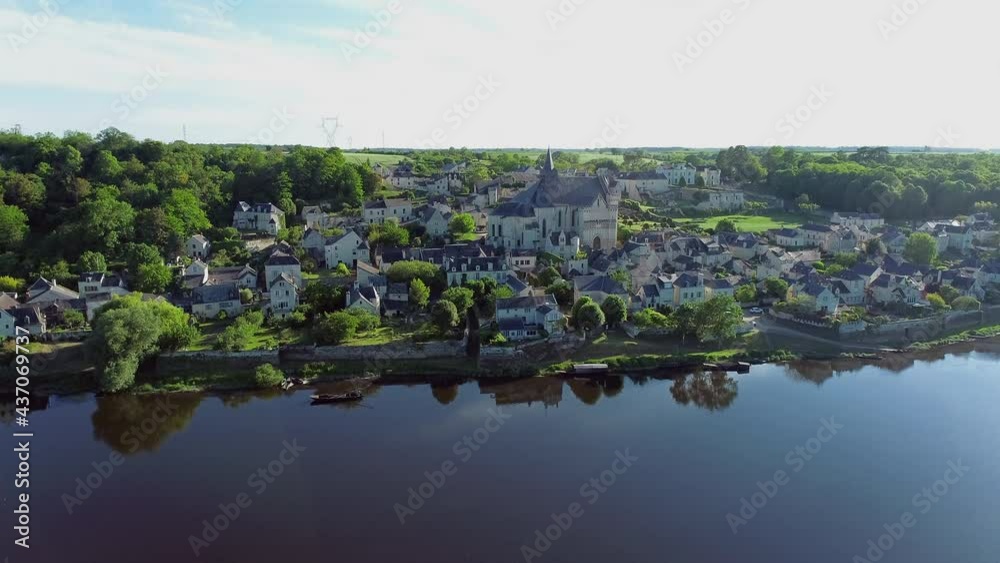 prise de vue aerienne de l'un des plus beau village de france Candes Saint Martin en Indre et Loire avec la Loire en premier plan
