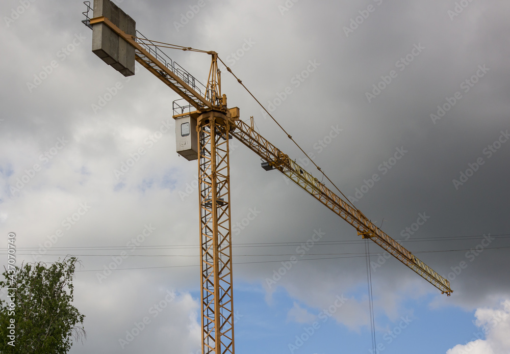 construction uses a construction crane to lift loads