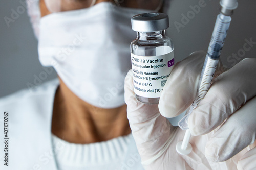 Médica segurando frasco da vacina covid-19 photo