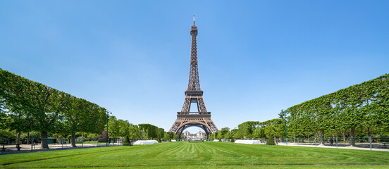Poster Eiffelturm Marsfeld und Eiffelturm im Sommer  © eyetronic