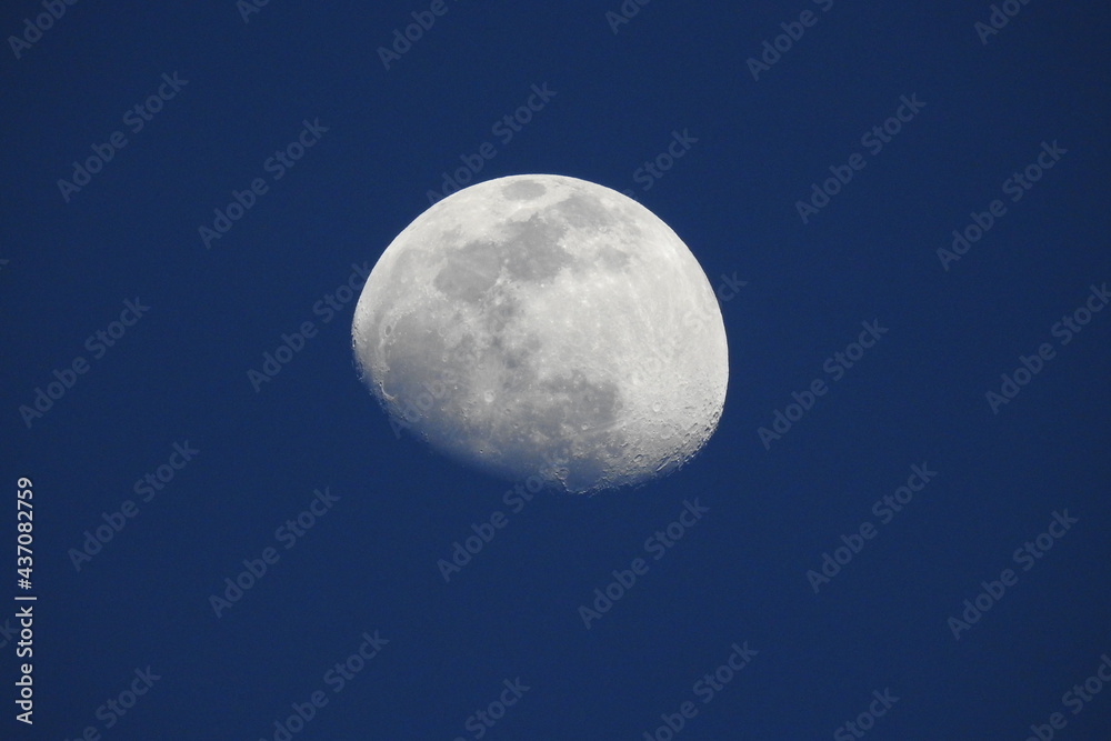 Vibrant waxing moon in the skies above Tehachapi, in Kern County, California. Vibrant waxing moon in the skies above Tehachapi, in Kern County, California.
