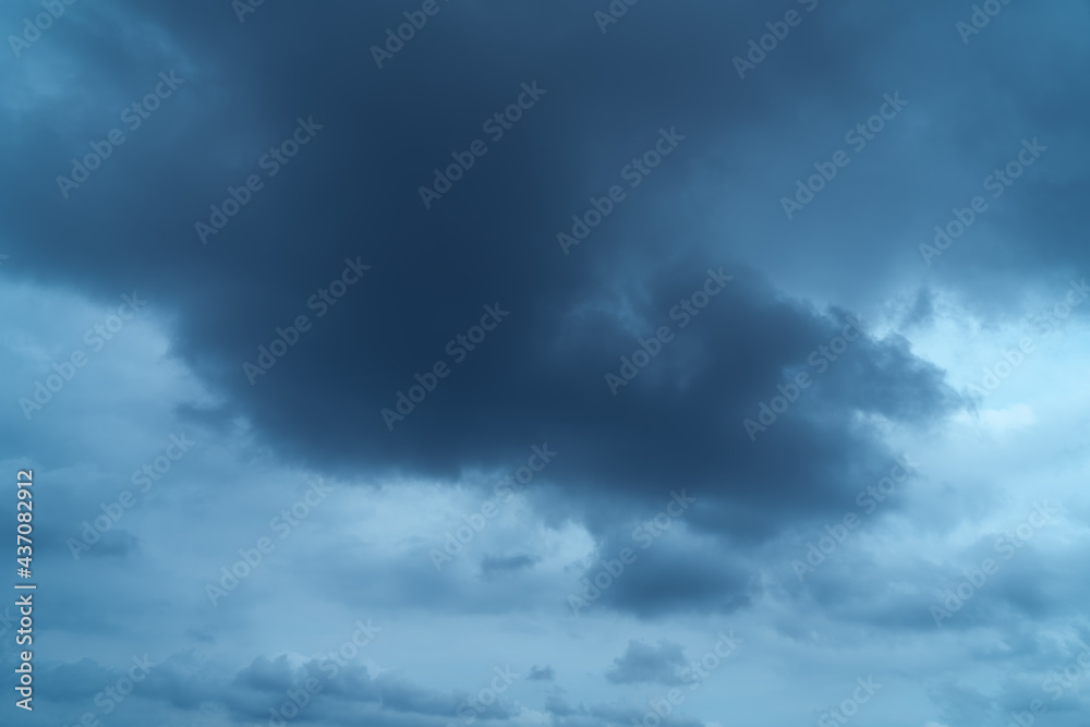 Obraz premium Background of dark clouds before a thunder-storm