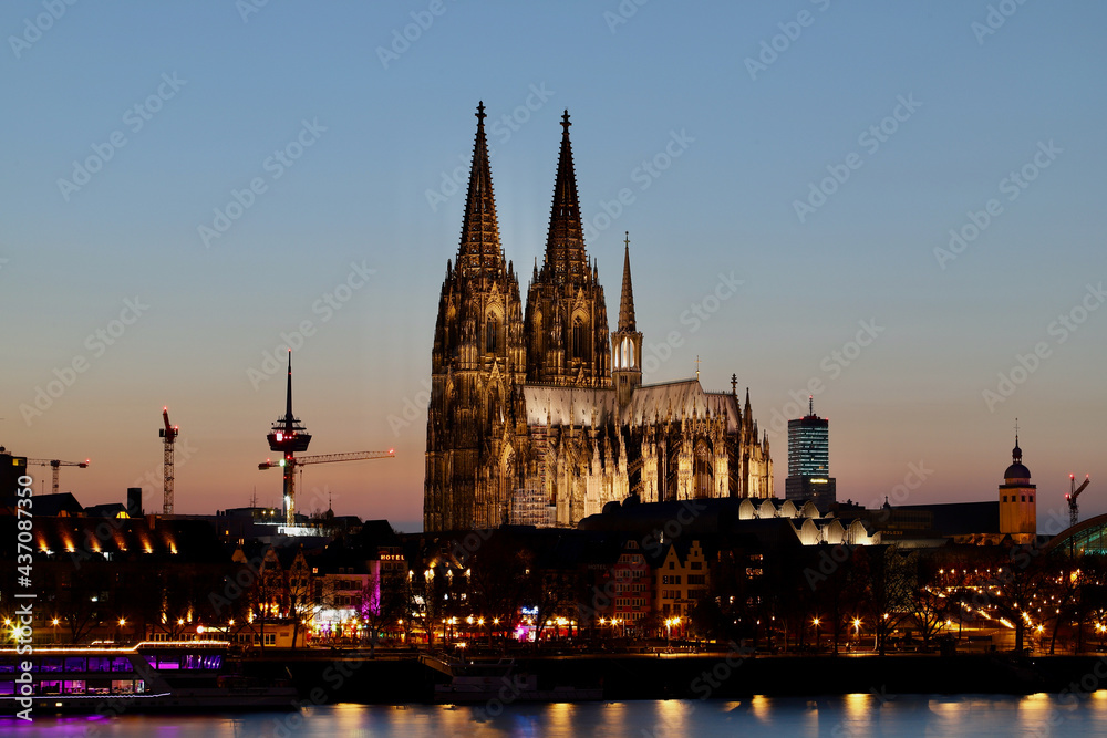 Der Dom zu Köln des Nachts
