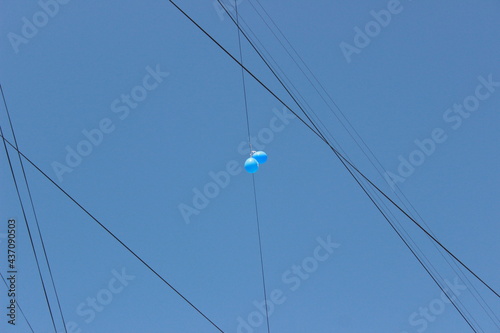 Balloon in wires 