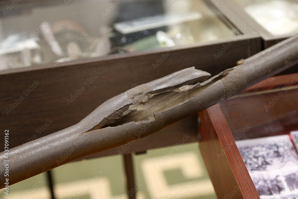 Obraz premium Damaged barrel of old rifle 