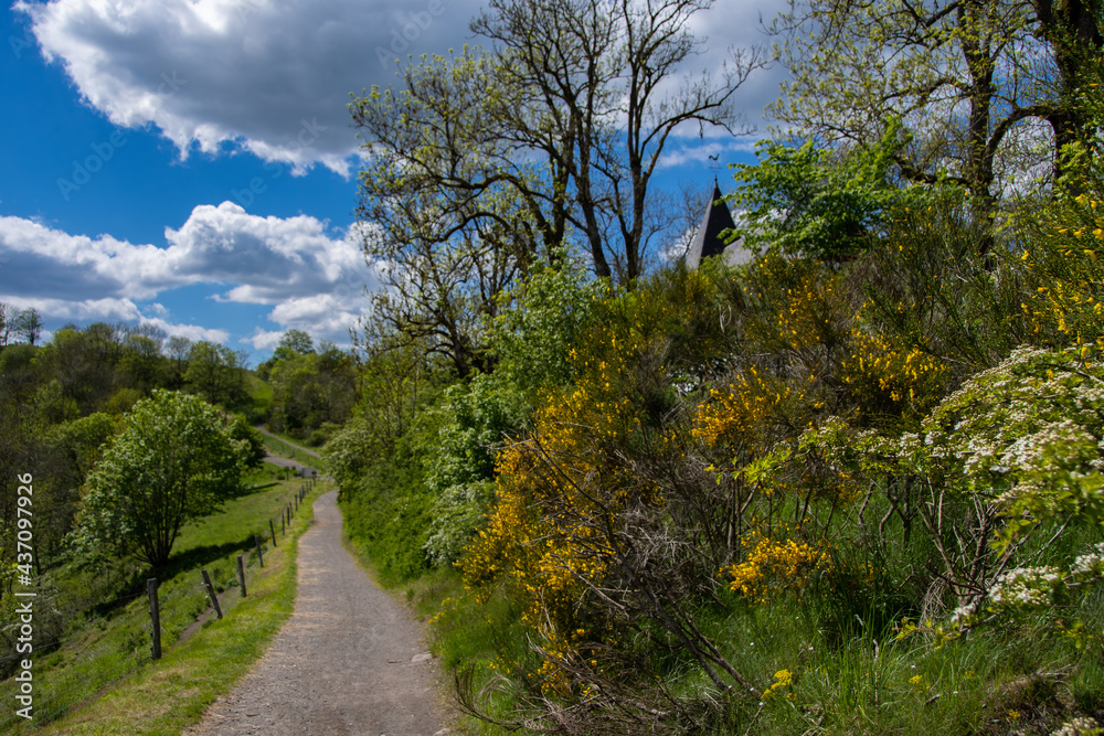 Obraz premium Hiking trail past the Weinfelder Chapel near Daun
