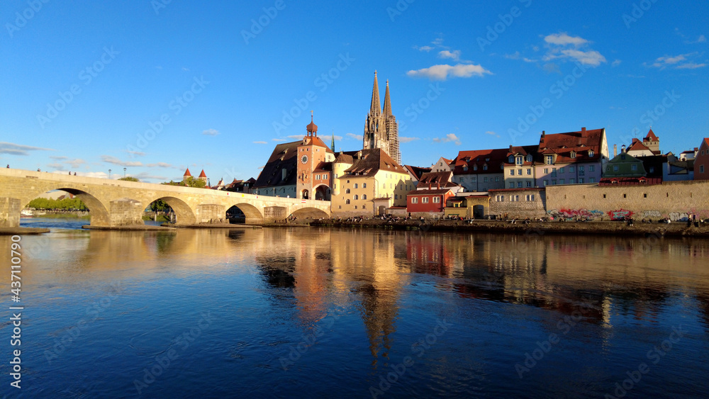 Regensburg, Deutschland: Postkartenansicht an der Donau