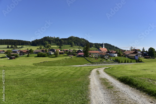 Eisenberg im Allgäu mit Ruine Freyberg und Eisenberg im Sommer