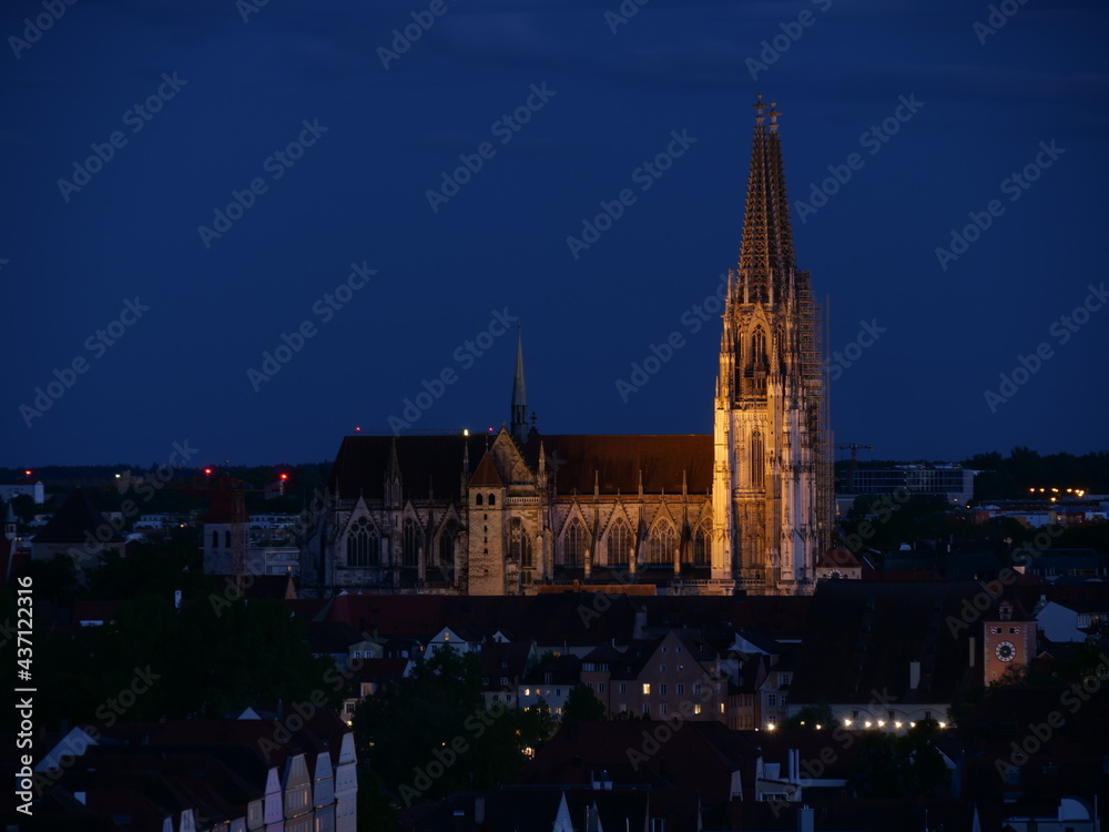 Obraz premium Regensburg, Deutschland: Der Dom bei Nacht