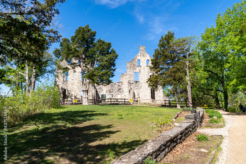 Naklejka premium Castle ruins in Ha Ha Tonka State Park, Lake of the Ozarks Missouri