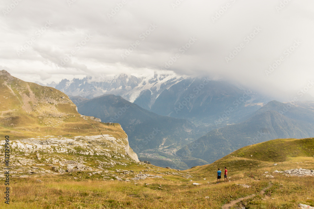le Mont Blanc sous les nuages depuis le désert de Platé au dessus de Sallanches dans les Alpes en France