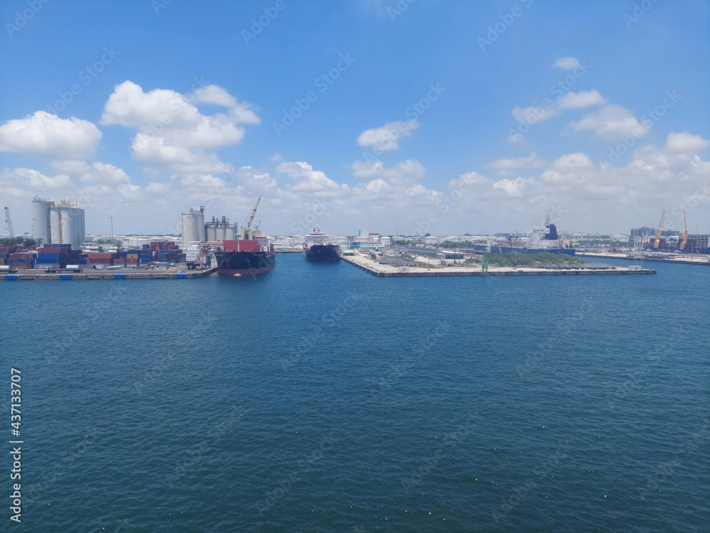 Φωτογραφία Fort Lauderdale Florida USA may 26 2021 cargo ships are docked in the port everg