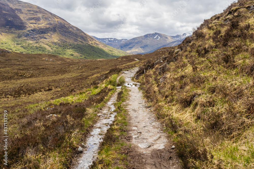 The Affric Kintail Way is a fully signposted, superb cross-country route for walkers and mountain bikers stretching almost 44 miles from Drumnadrochit on Loch Ness to Morvich in Kintail by Loch Duich.