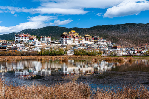 Fototapeta Ganden Sumtselling Monastery, Shangri-La