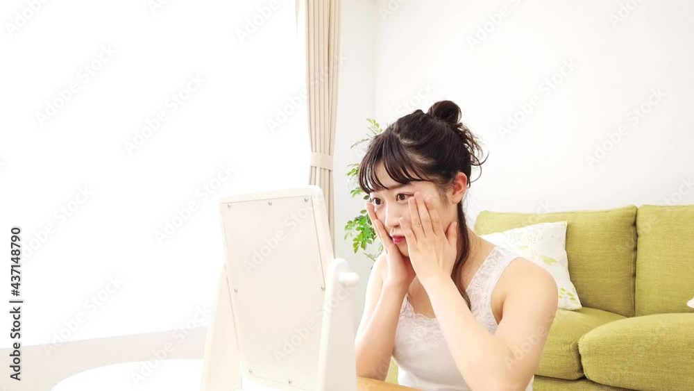 メイクをする若い女性