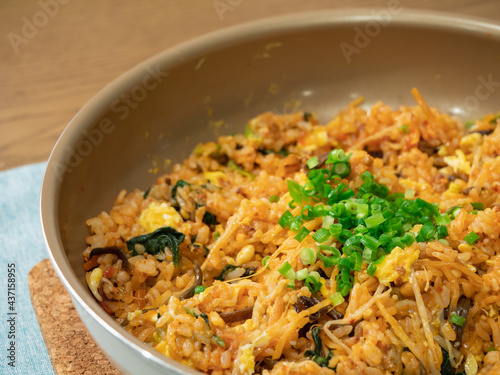 韓国料理の混ぜご飯"ビビンバ"のクローズアップ。