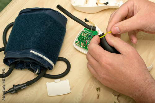 the master repairs the electronic tonometer fixes the rubber bulb with a plastic clamp