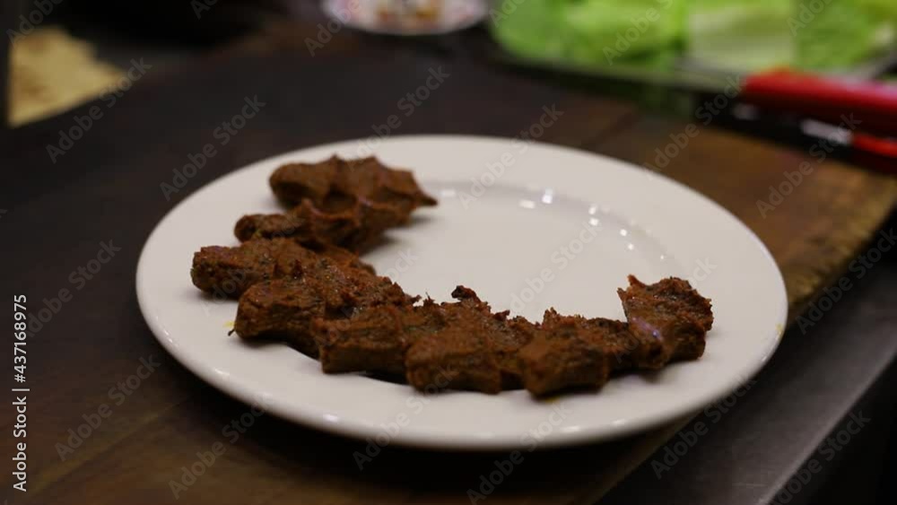 Video of Şanlıurfa's famous raw meatballs being served in the restaurant while laying the layer and then putting the lettuce and radish Video of Şanlıurfa's famous raw meatballs being served in the restaurant while laying the layer and then putting the lettuce and radish