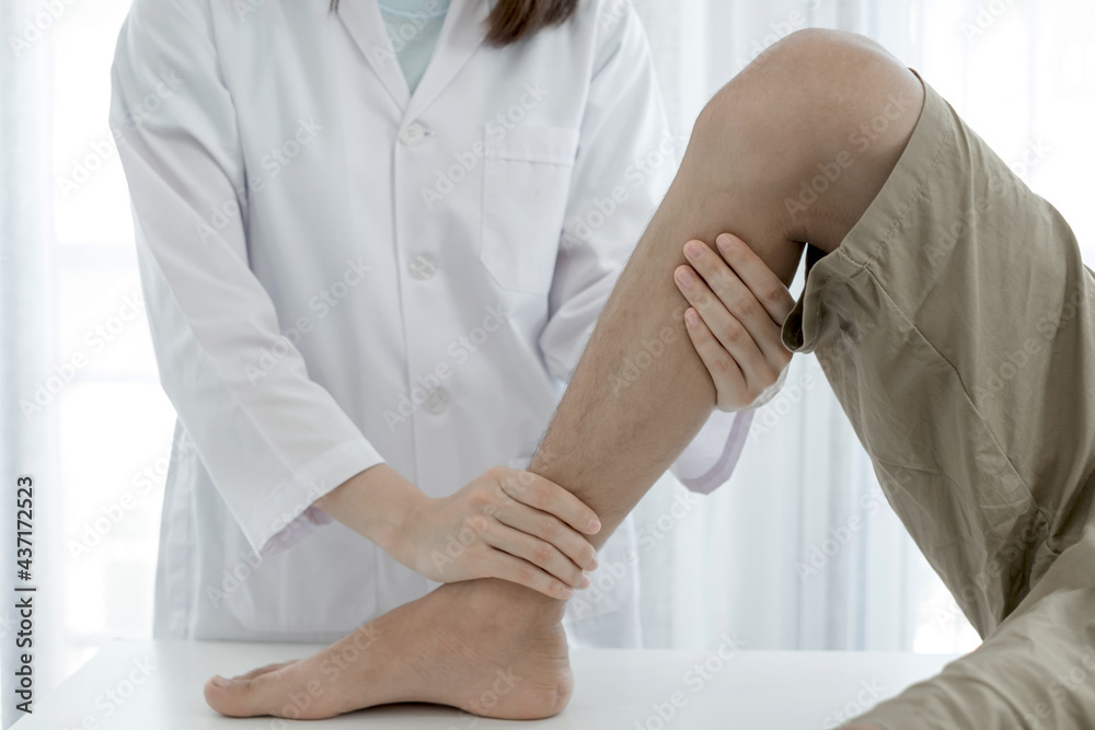 Male patients consulted physiotherapists with knee pain problems for examination and treatment in rehabilitation centers. Rehabilitation physiotherapy concept Male patients consulted physiotherapists with knee pain problems for examination and treatment in rehabilitation centers. Rehabilitation physiotherapy concept