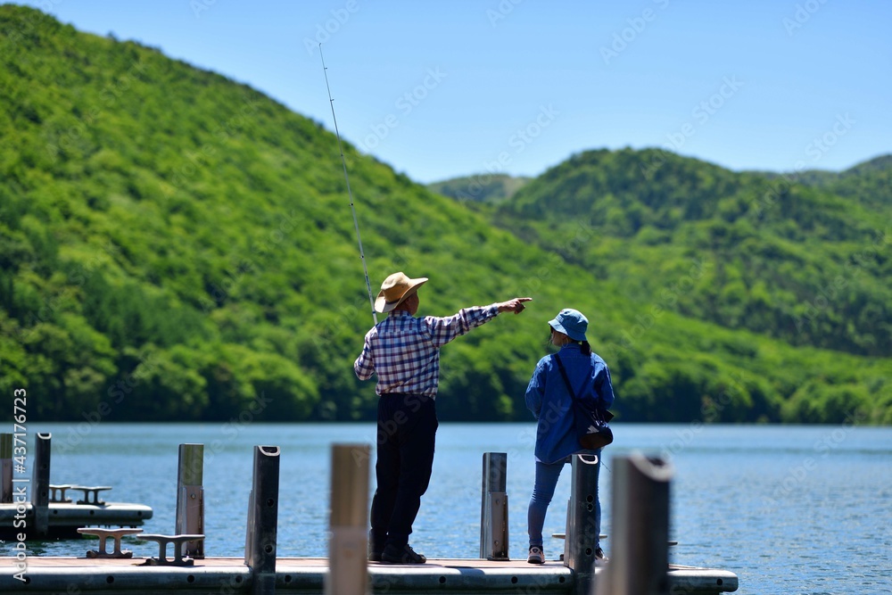 初夏の湖で釣りを楽しむカップル
