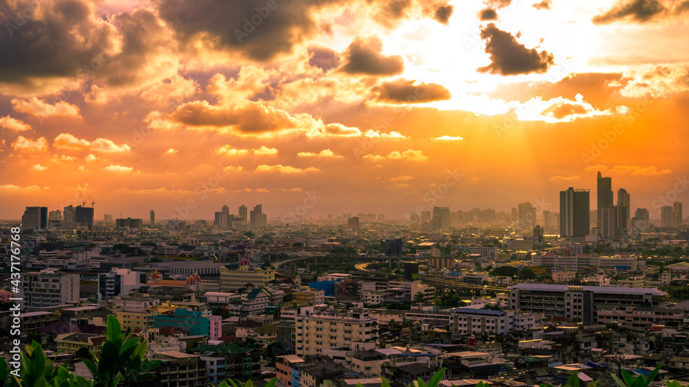 Obraz premium The high angle background of the city view with the secret light of the evening, blurring of night lights, showing the distribution of condominiums, dense homes in the capital community
