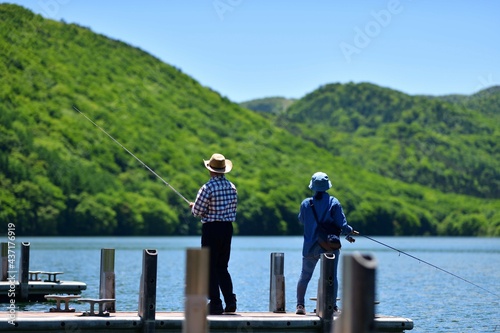 Cuadro en lienzo 初夏の湖で釣りを楽しむカップル