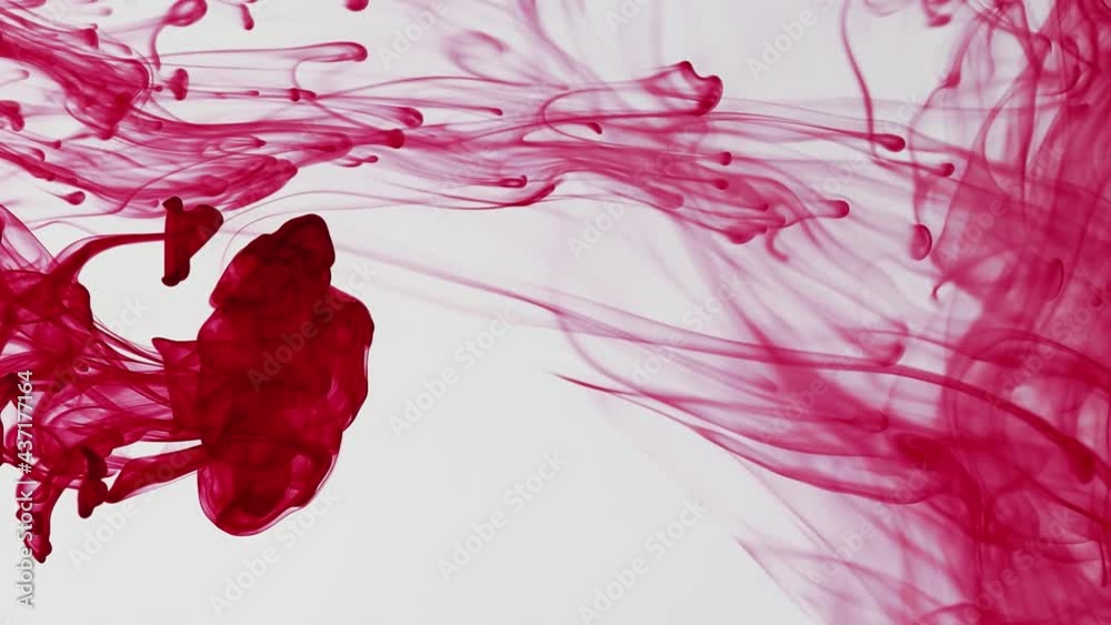 Rote Inkjetfarben wird ins Wasser geträufelt
