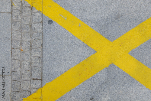 Yellow line on the ground  © WeeKwong