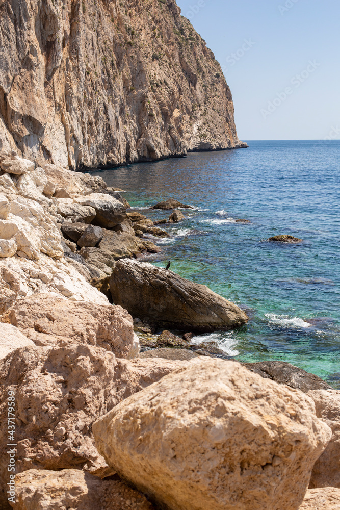 Close up landscape of Ifach rock, large stones and vertical cliff in Calpe, Alicante, Spain, vertical foto Close up landscape of Ifach rock, large stones and vertical cliff in Calpe, Alicante, Spain, vertical foto