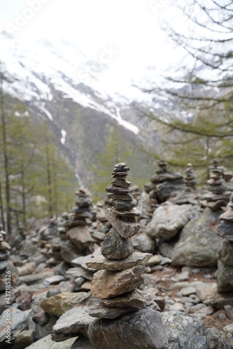 Steinturm mit verblassenden Alpen im Hintergrund. In den Bergen auf 2000 Metern über dem Meer. Ein Bild das die Ruhe und Zeit auf wunderbare Art und Weise darstellt.