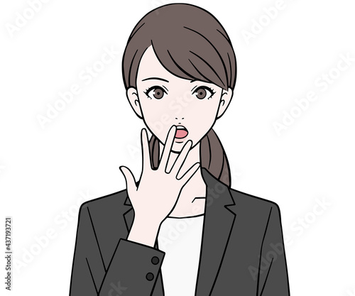 驚くスーツの女性