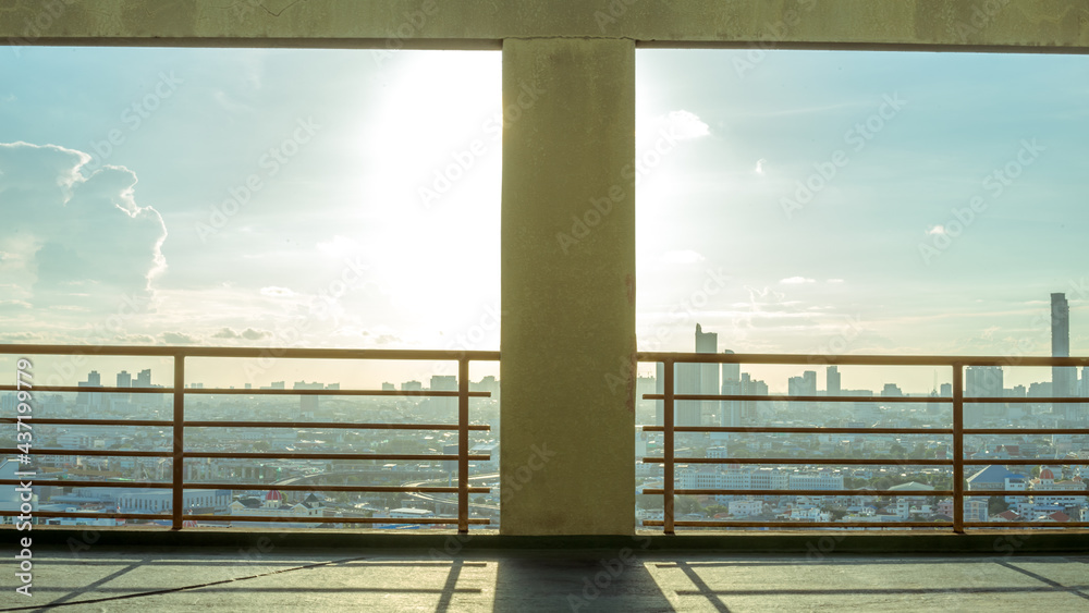 Obraz premium The blurred abstract background of the morning sun exposure to the tiny dust particles that surround the tall buildings in the capital, the long-term health issue of pollution.