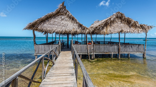 Fototapeta Naklejka Na Ścianę i Meble -  Holzhütte am Strand von Roatan in Honduras