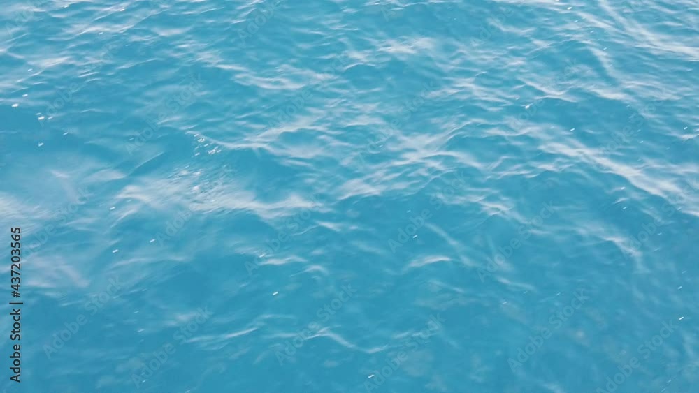 Vue de haut en traveling sur l'eau bleue clair de la mer en slow-motion Vue de haut en traveling sur l'eau bleue clair de la mer en slow-motion