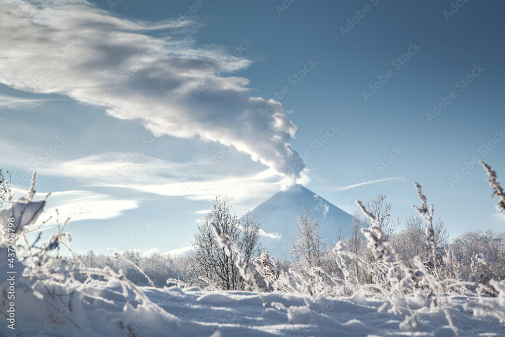 Φωτογραφία The eruption of the Klyuchevskaya Sopka volcano in Kamchatka