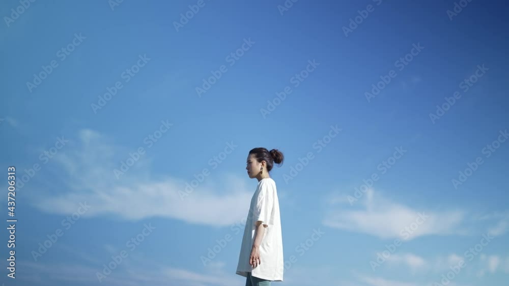 海にいる女性 海にいる女性
