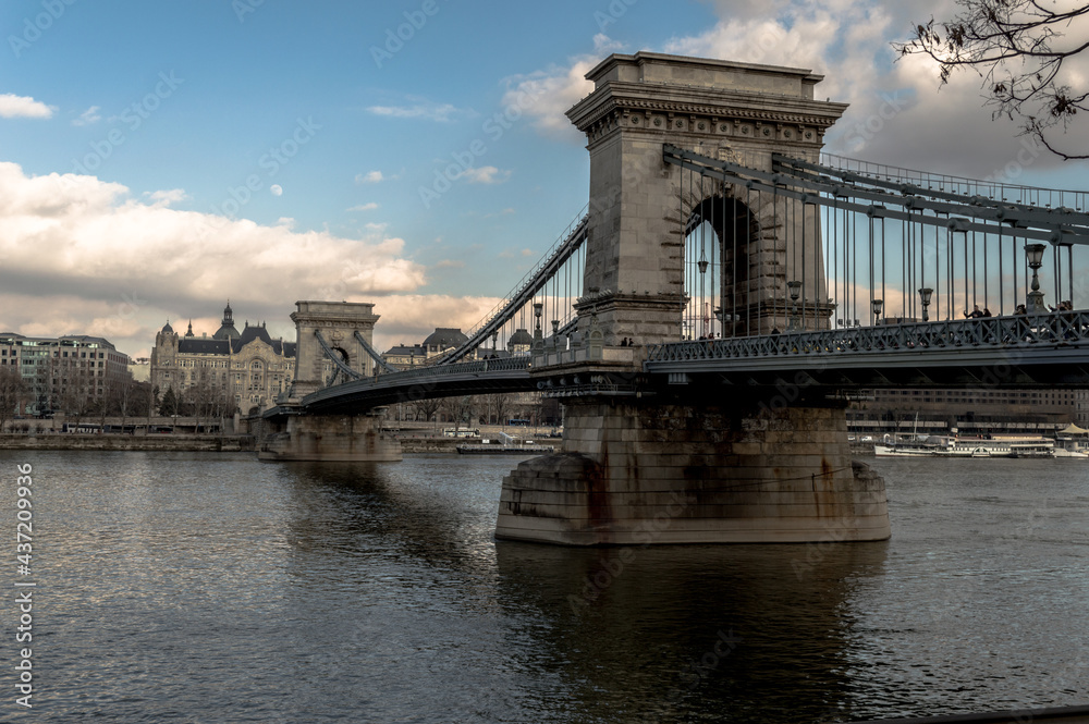 Fototapeta premium chain bridge