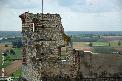 Ruiny zamku grodu na tle pięknego krajobrazu