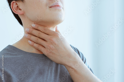 Obraz na plátně Adolescent patients have a sore throat or a persistent cough