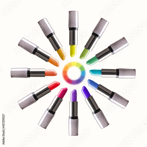 Lapices labiales multicolor circulo cromático maquillaje tendencia colores