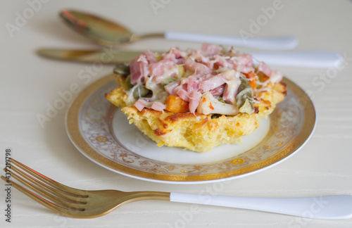 potato basket with ham, vegetables and cheese